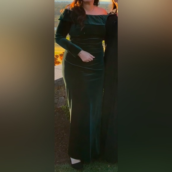 Green velvet evening gown - Picture 5 of 6